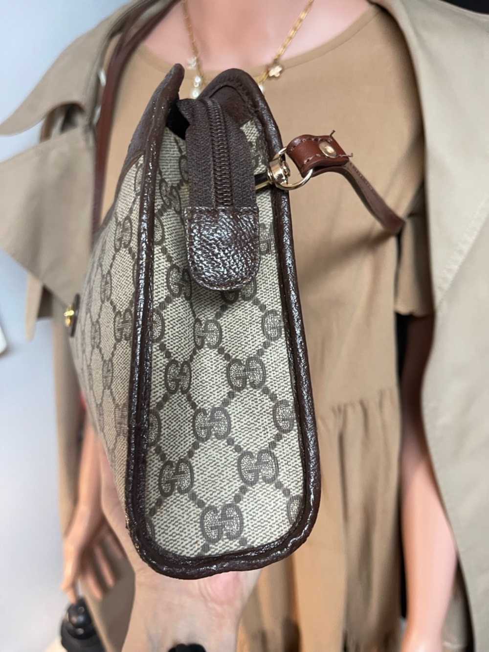 Authentic Gucci vintage Gucci GG canvas crossbody bag 97.01.037 - Picture 4 of 15